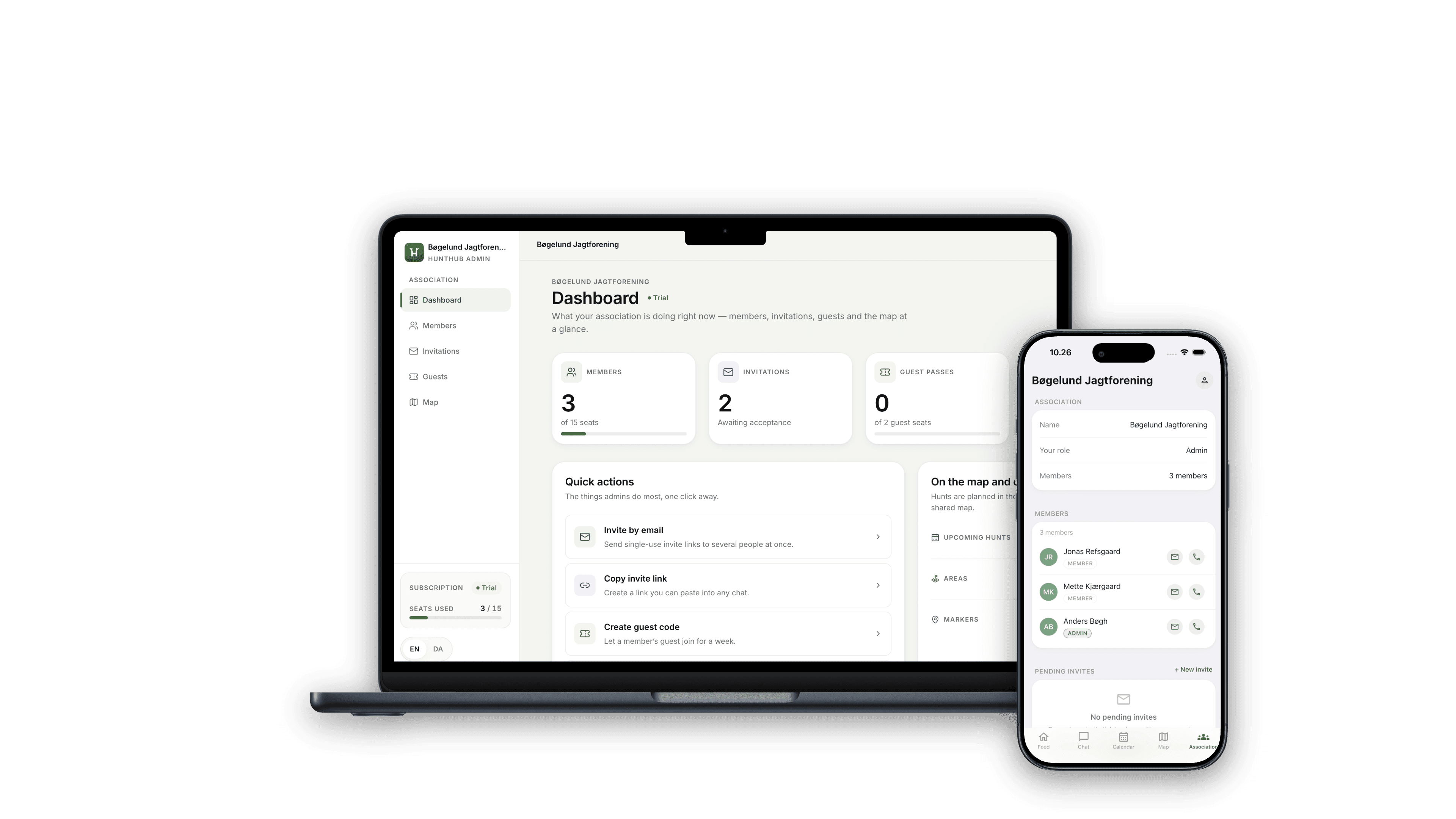 HuntHubs web-administration på en bærbar og en telefon: en oversigt med medlemmer og gæstepas holdt op mod foreningens pladser og invitationer, der afventer accept, og medlemslisten i appen med rollerne administrator og medlem